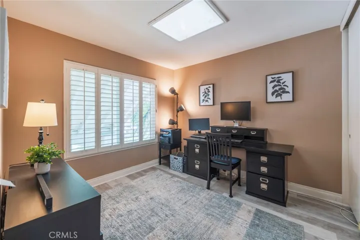 Flexible office, study, or bedroom space