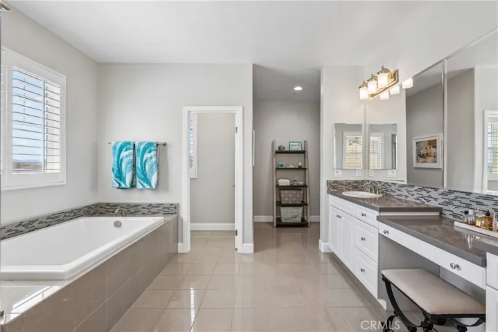 22462 Plantation Court, Saugus, California 91350