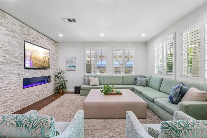 22462 Plantation Court, Saugus, California 91350