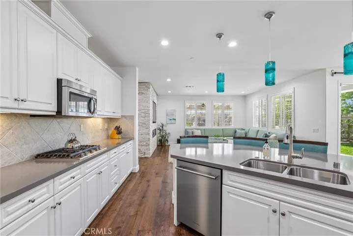 22462 Plantation Court, Saugus, California 91350