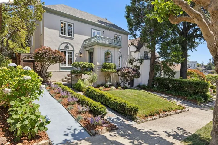 976 Grosvenor Pl, Oakland, California 94610