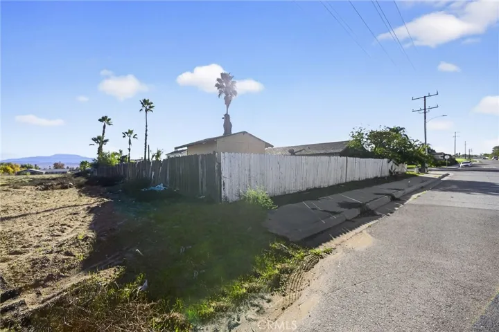 498 Serrana, Perris, California 92570