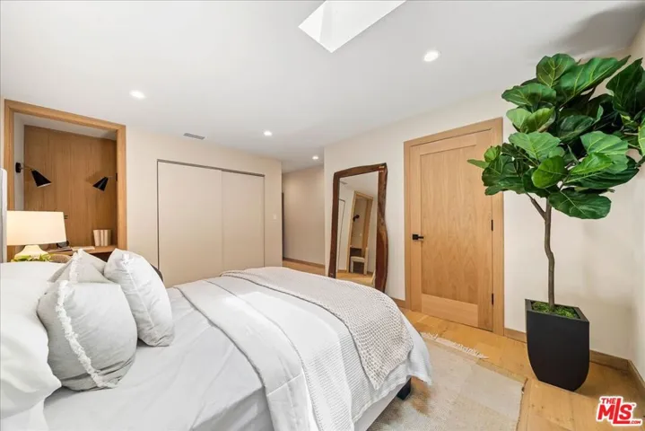 14537 Hesby Street, Sherman Oaks, California 91403