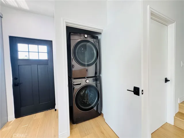 Front door and Washer/Dryer included
