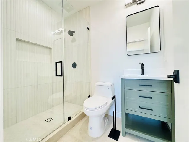 Bathroom ensuite bedroom 1 with walk in shower