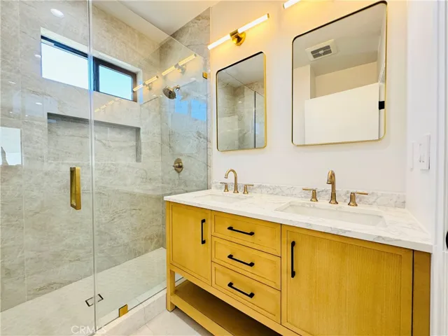 Bathroom ensuite bedroom 2 with walk in shower