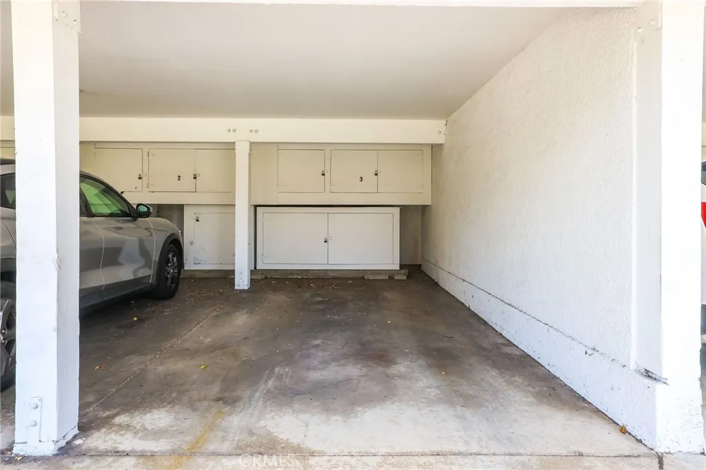 Upper and lower storage