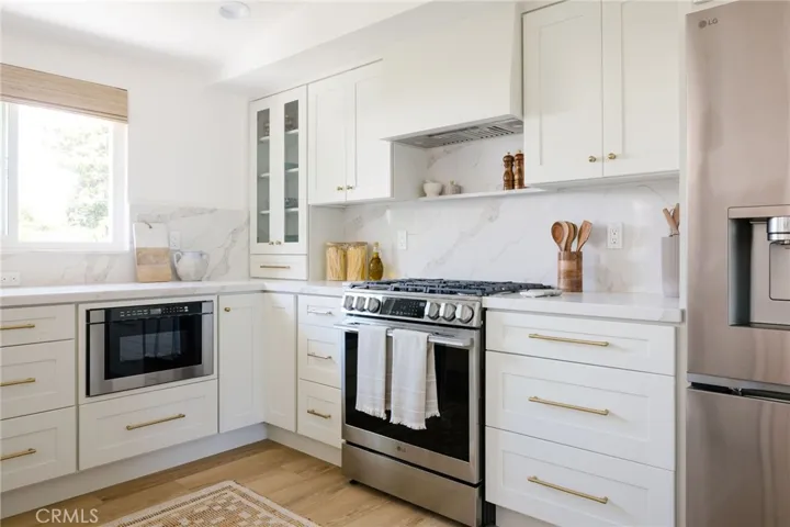 All kitchen appliances included.