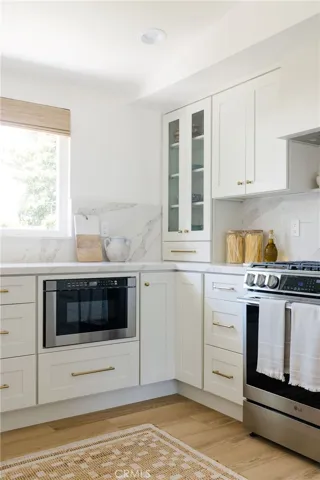 All kitchen appliances included.