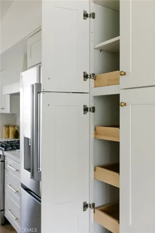 Soft-roll-out Kitchen Drawers.