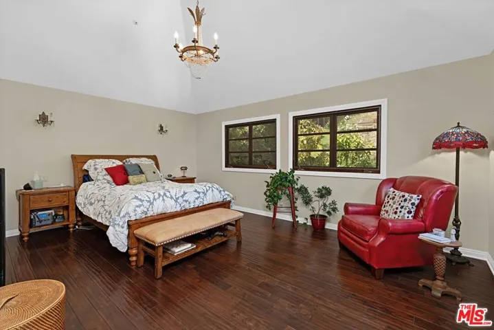 3645 Longview Valley Road, Sherman Oaks, California 91423