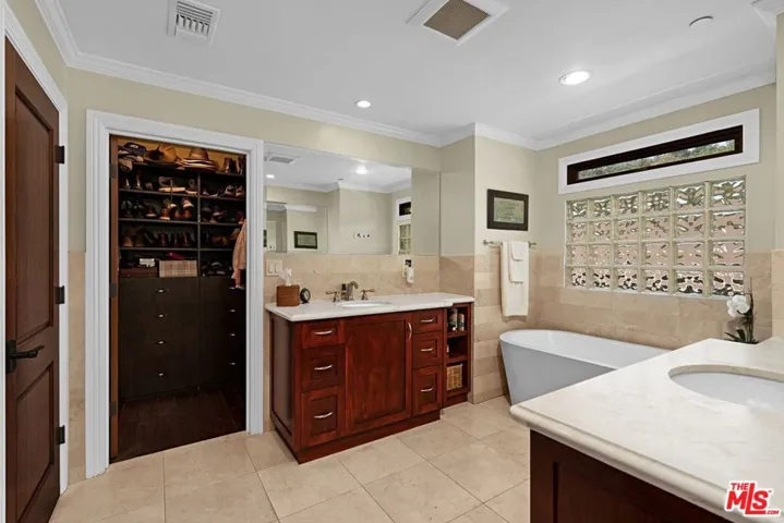3645 Longview Valley Road, Sherman Oaks, California 91423
