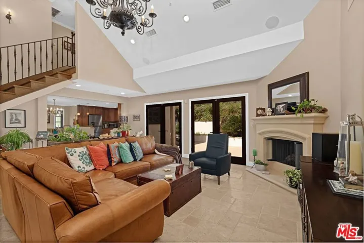 3645 Longview Valley Road, Sherman Oaks, California 91423