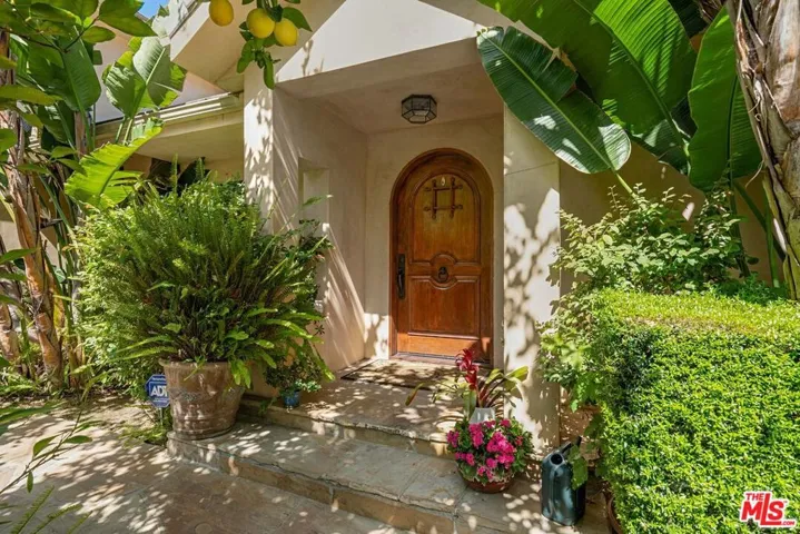 3645 Longview Valley Road, Sherman Oaks, California 91423
