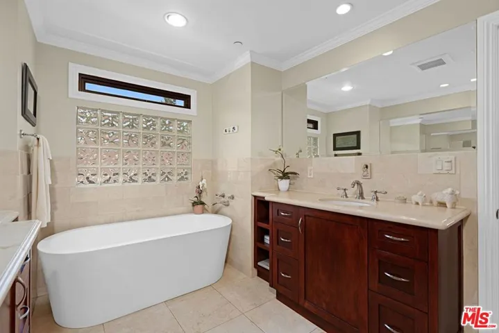 3645 Longview Valley Road, Sherman Oaks, California 91423