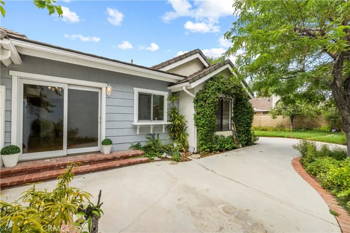 25803 Mendoza, Valencia, California 91355