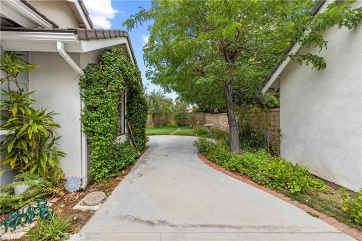 25803 Mendoza, Valencia, California 91355