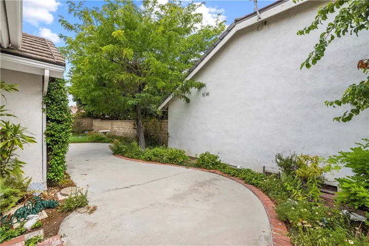 25803 Mendoza, Valencia, California 91355