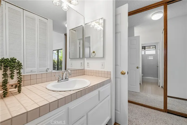 25803 Mendoza, Valencia, California 91355