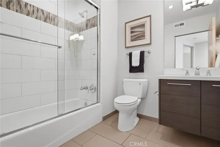 Main level full bathroom