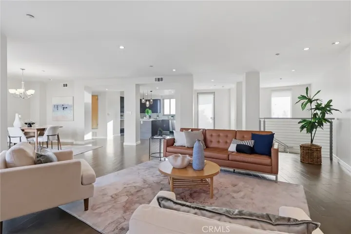 Bright open livingroom with white water views