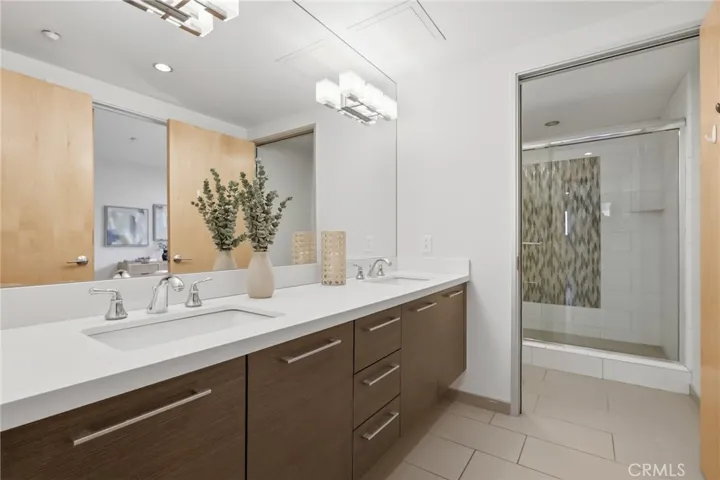Jack-in -Jill bathroom with dual vanities