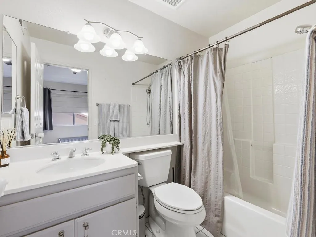 Ensuite Secondary Bathroom with tub/shower combo