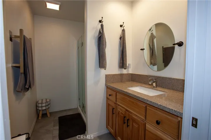primary en suite 3/4 bath