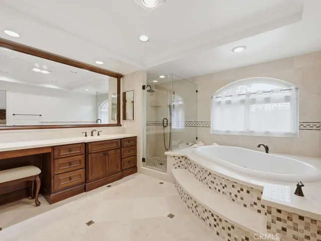 Primary bathroom w/spa jetted tub and separate shower