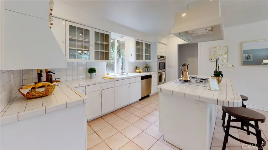 5430 Woodlake Avenue, Woodland Hills, California 91367