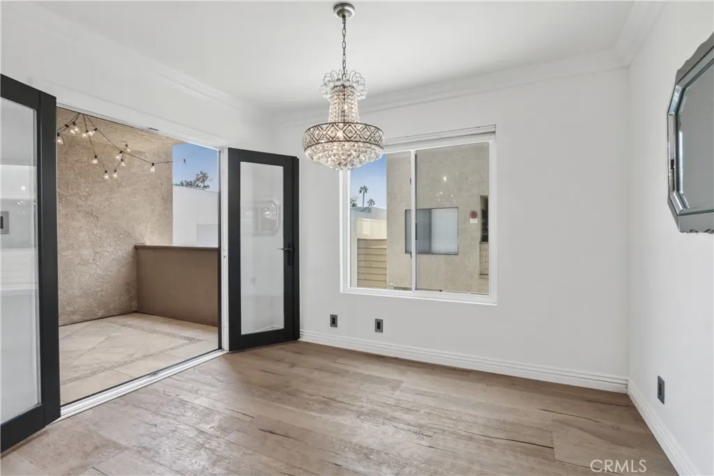 Flex space with direct access to the balcony.