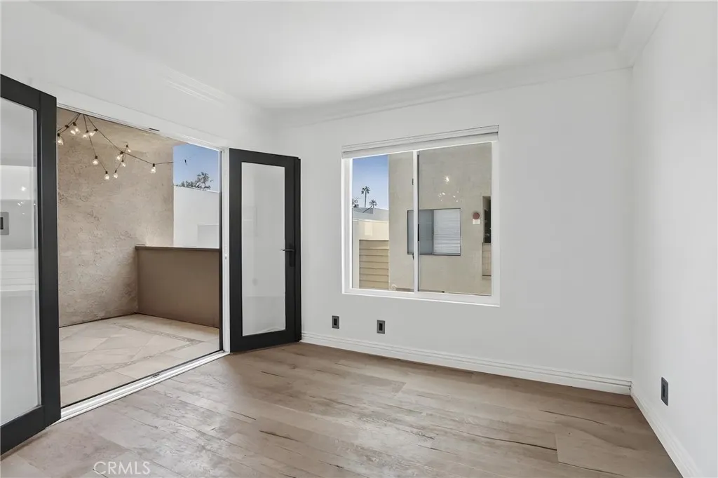 Flex space with direct access to the balcony.