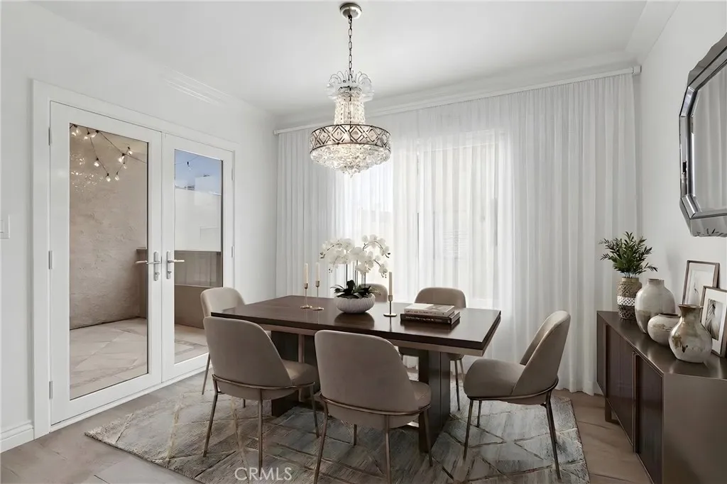 Flex space for you to use as your dining or family area. Virtually Staged.