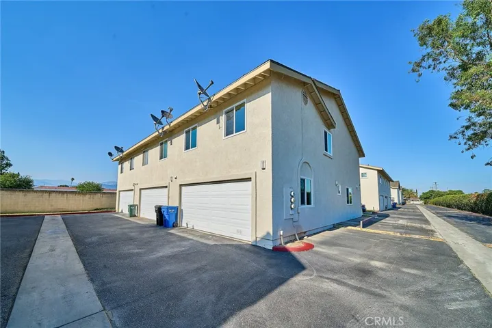 EXTRA-WIDE DRIVEWAY ACCESS