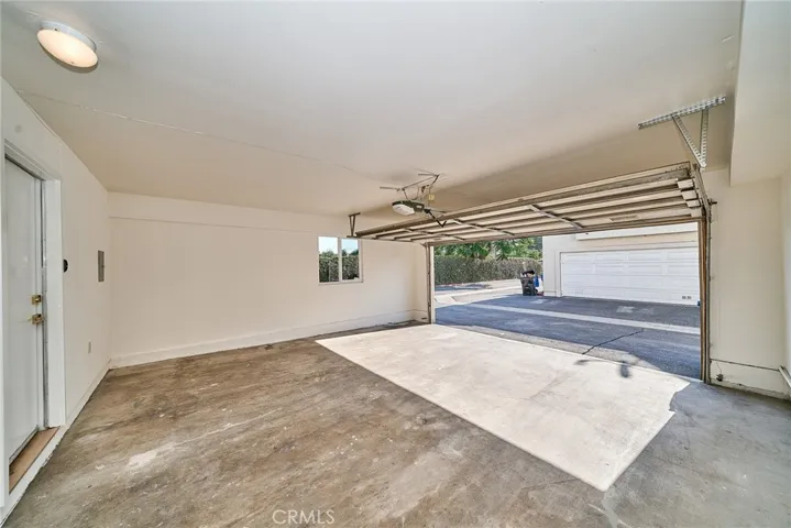 ATTCHED GARAGE