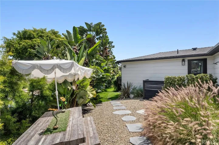 Side yard to relax and feed the birds