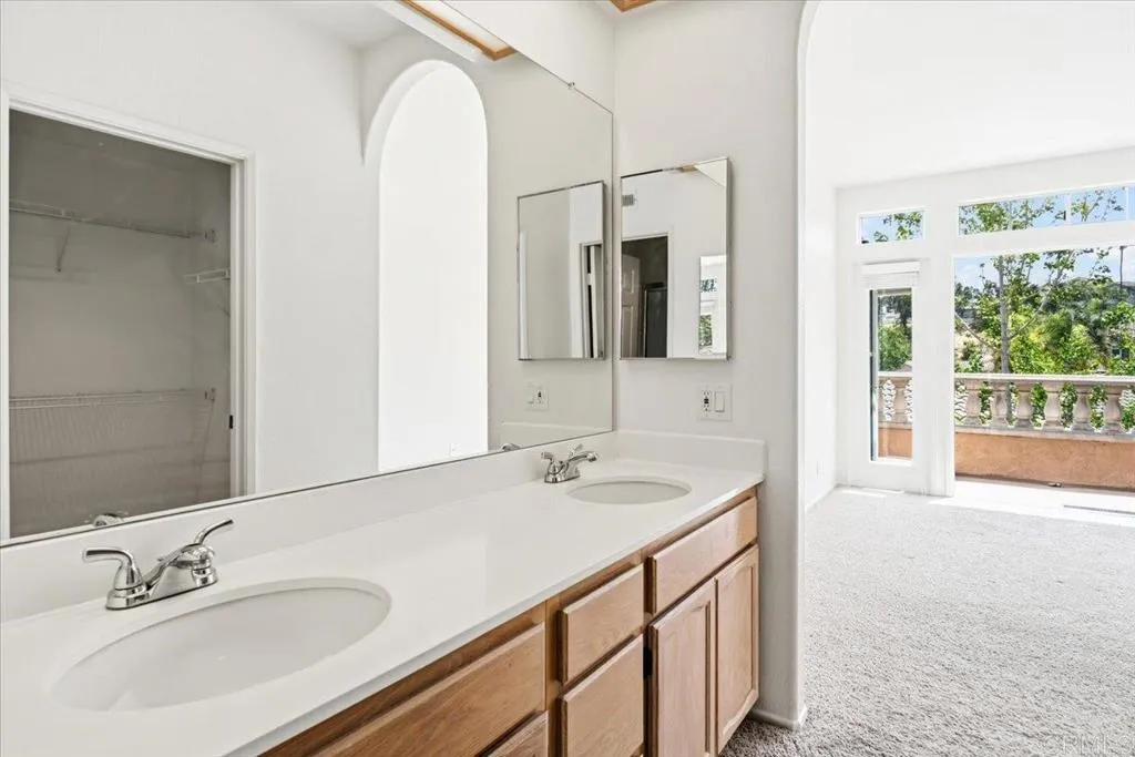 Primary bath w/ dual sink vanity