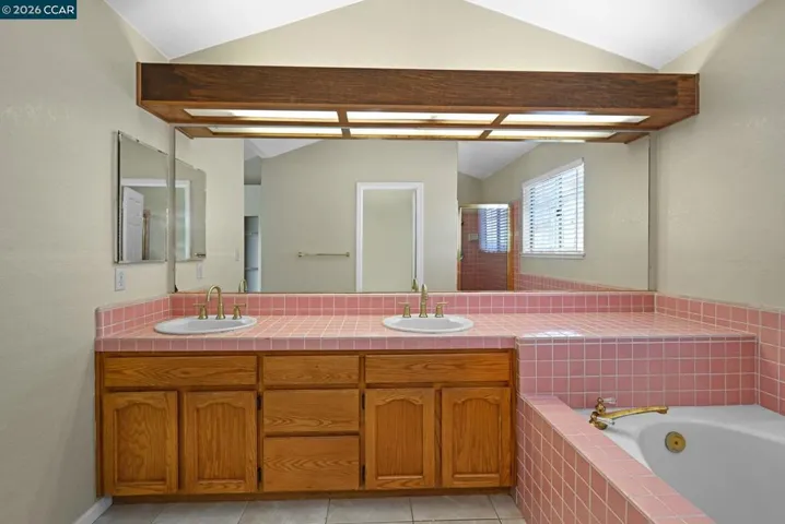 Primary Bathroom W/Dual Vanity & Tub