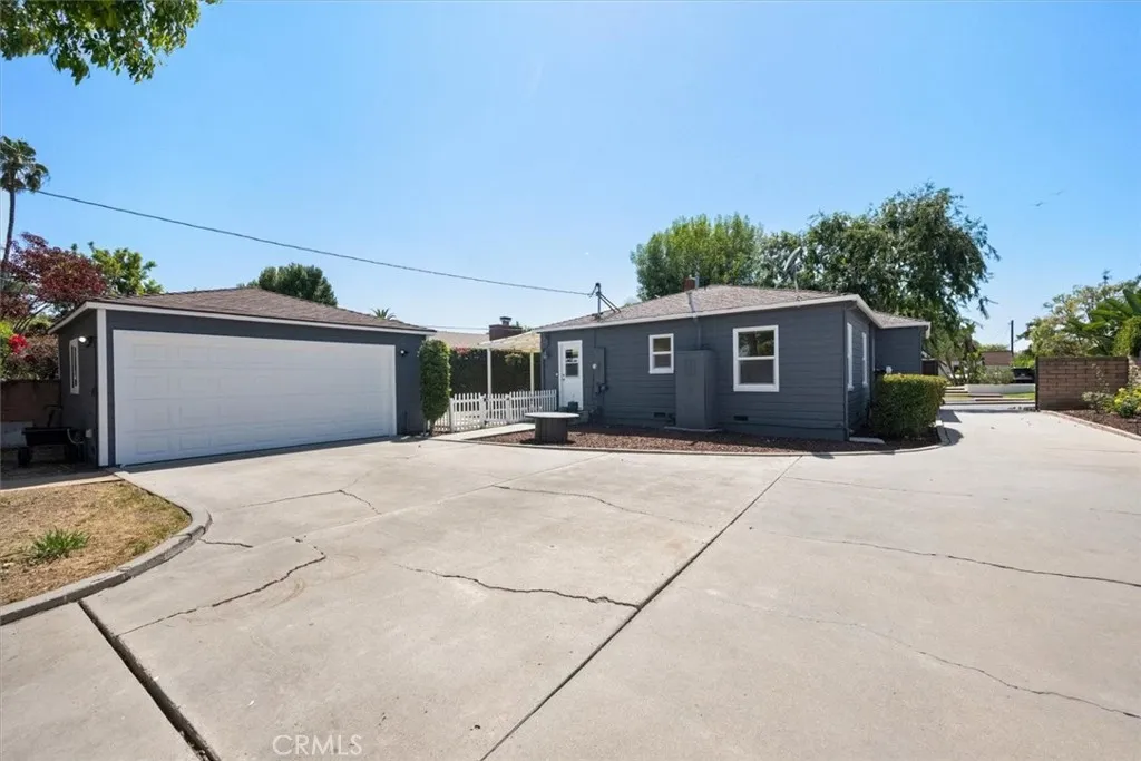 Massive Driveway!  Van Type RV-Boat-Toys