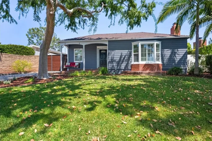 Great Curb Appeal!