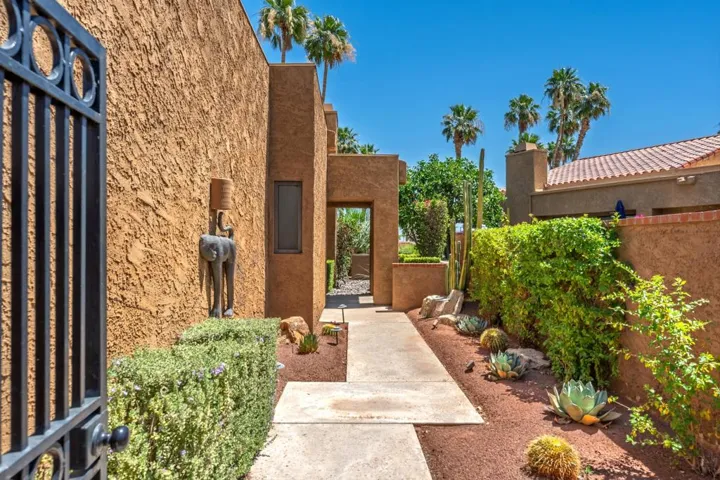 04-Entry Courtyard