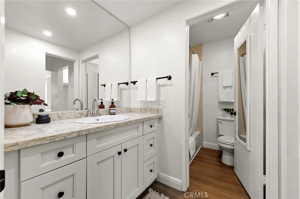 En-suite guest bathroom.