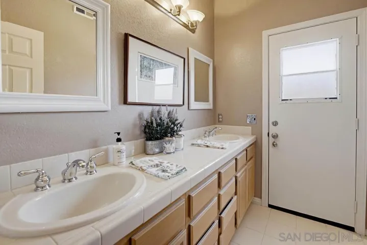 2071 Winamar, Escondido, California 92029
