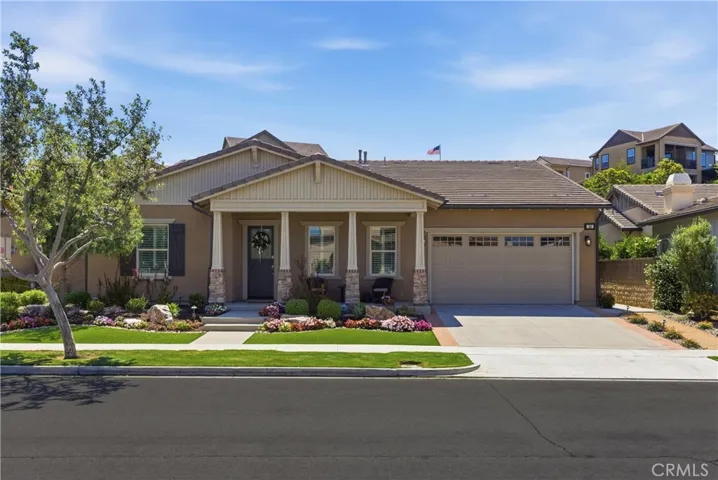 Welcome to 14 Volar Street in the beautiful 55+ community of Alondra!