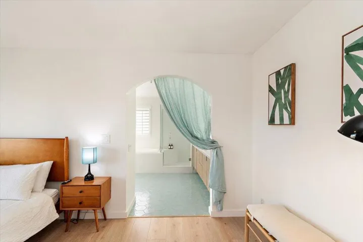 primary bedroom to bath entry