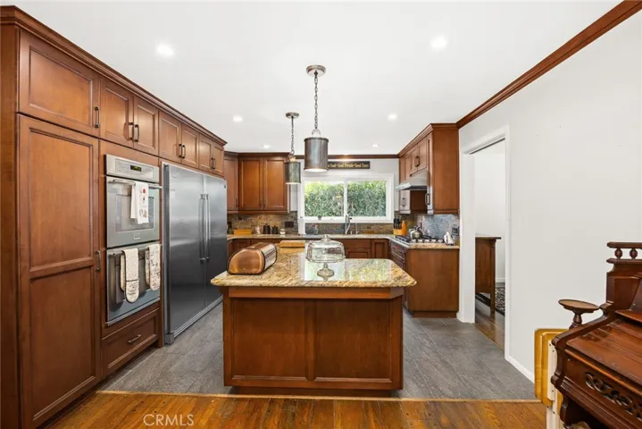 fabulous kitchen with granite island
