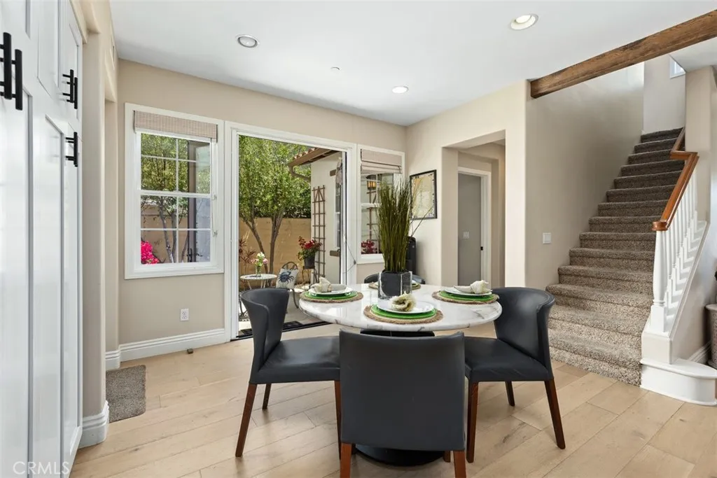 Nook with direct access to Patio