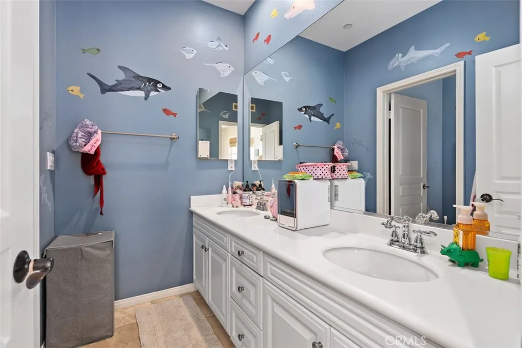 Upstairs 2nd Bathroom