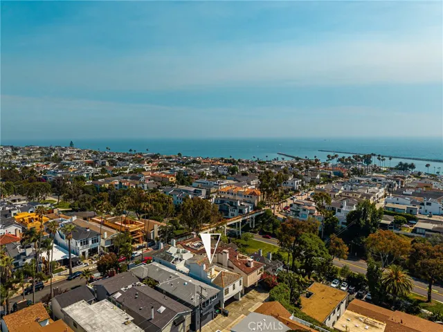 Ideally positioned at the entrance to the iconic Goldenrod Footbridge.