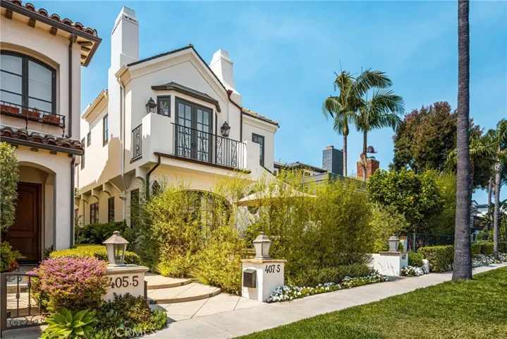 This charming back-unit coastal residence offers the perfect blend of privacy, comfort, and an unbeatable beachside location